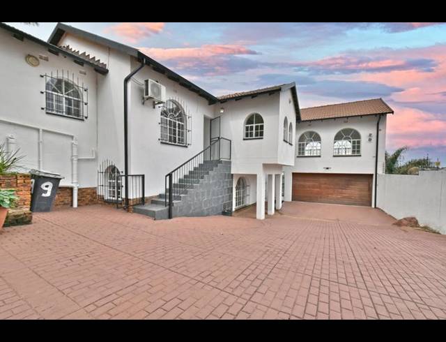 5 BEDROOM HOUSE FOR SALE IN OAKDENE